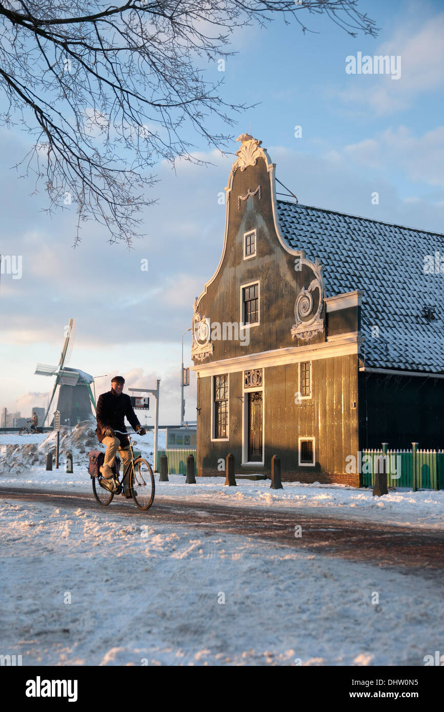Pays-bas, Zaanse près de Zaandam, attraction touristique en plein air avec des moulins et maisons. L'hiver Banque D'Images