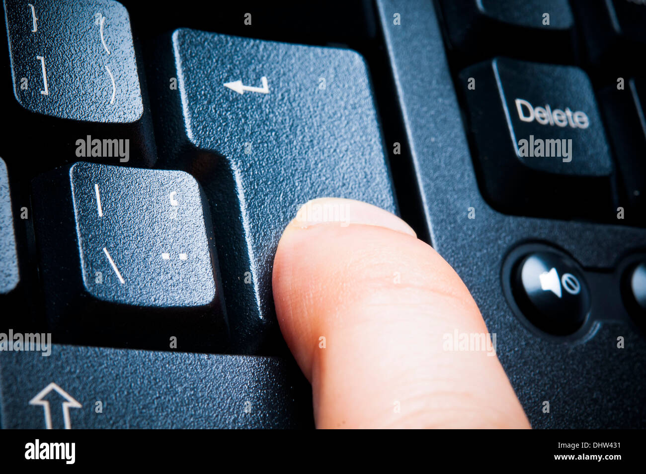 En appuyant sur une touche du clavier Banque D'Images