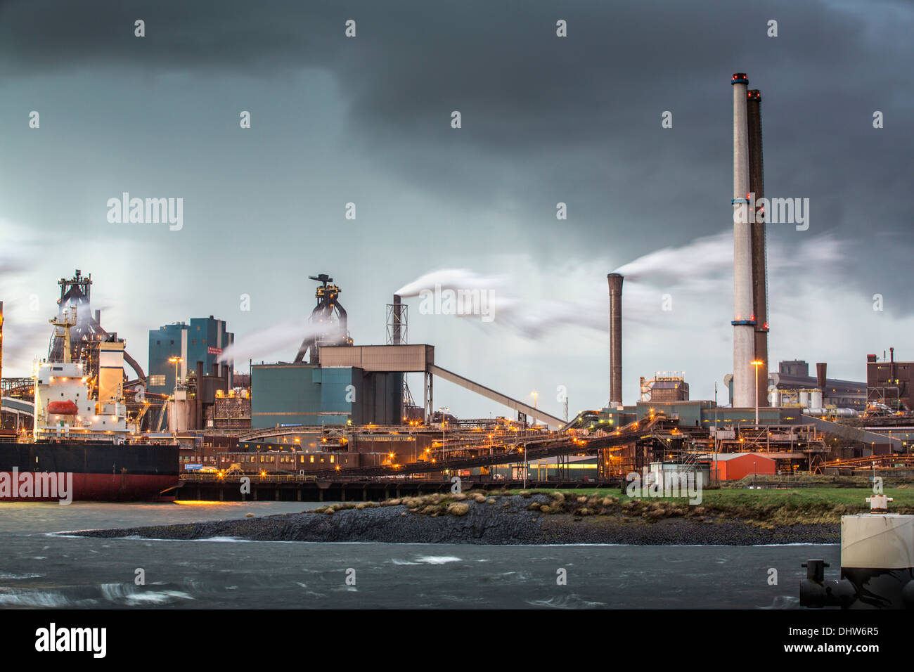Pays-bas, IJmuiden, Tata Steel factory, les hauts fourneaux. Twilight Banque D'Images
