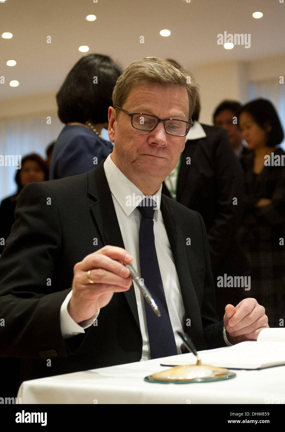 Berlin, Allemagne. 15 nov., 2013. Le ministre fédéral des affaires étrangères par intérim, Guido Westerwelle (FDP) R, connecte au livre de condoléances de l'ambassade des Philippines à Berlin, Allemagne, 15 novembre 2013. Photo : Spata Ole/dpa/Alamy Live News Banque D'Images