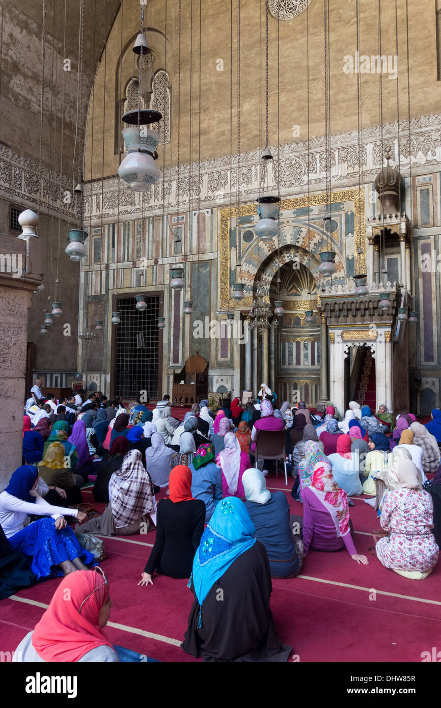 Le Caire, Égypte . 15 nov., 2013. Les musulmans écouter sermon avant la prière du vendredi dans la mosquée du sultan mamelouk Hasan. Banque D'Images