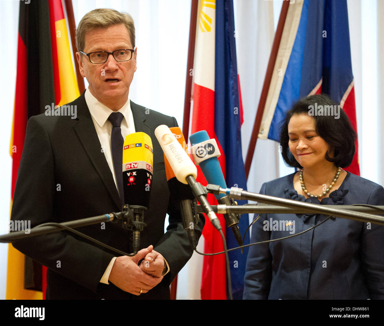 Berlin, Allemagne. 15 nov., 2013. Le ministre fédéral des affaires étrangères par intérim, Guido Westerwelle, parle dans l'ambassade des Philippines, à côté de lui se trouve l'ambassadeur des Philippines Maria Cleofe R. Natividad à Berlin, Allemagne, 15 novembre 2013. Photo : Spata Ole/dpa/Alamy Live News Banque D'Images