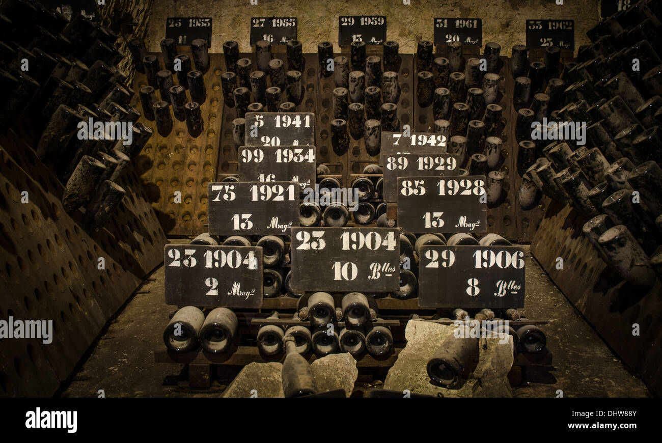 Maturation en bouteilles de champagne dans les caves de la maison Pommery chanpagne de Reims Banque D'Images