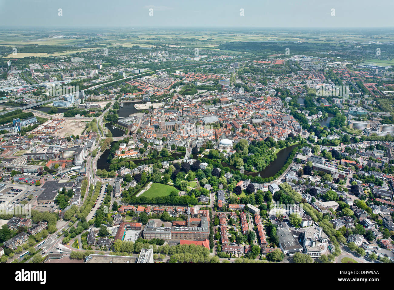 Holland, Zwolle, centre-ville, le musée de Fundatie, extension sur le toit ressemble à ballon de rugby. Bierman Henket architecten. Aerial Banque D'Images