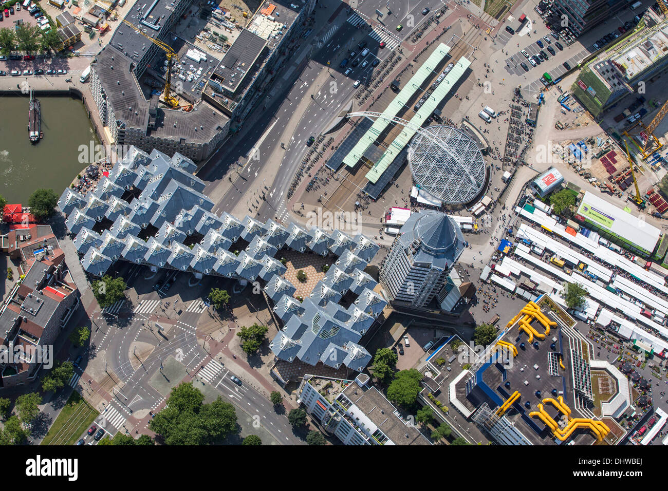 Pays-bas, Rotterdam, vue sur le centre-ville avec gare ferroviaire appelé Blaak et maisons Cube, architecte Jan Blom. Aerial Banque D'Images