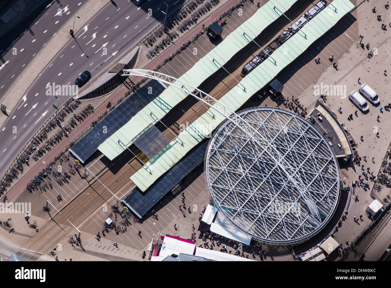 Pays-bas, Rotterdam, vue sur le centre-ville avec gare ferroviaire appelé Blaak. Aerial Banque D'Images
