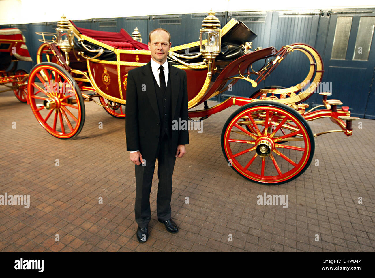 Coachman tête Jack Hargreaves pose avec l'état du chariot 1902 Landau au Royal Mews à Buckingham Palace, comme les chevaux et les chariots sont préparés pour la reine Elizabeth II, jubilé de diamant. Londres, Angleterre - 28.05.12 Banque D'Images