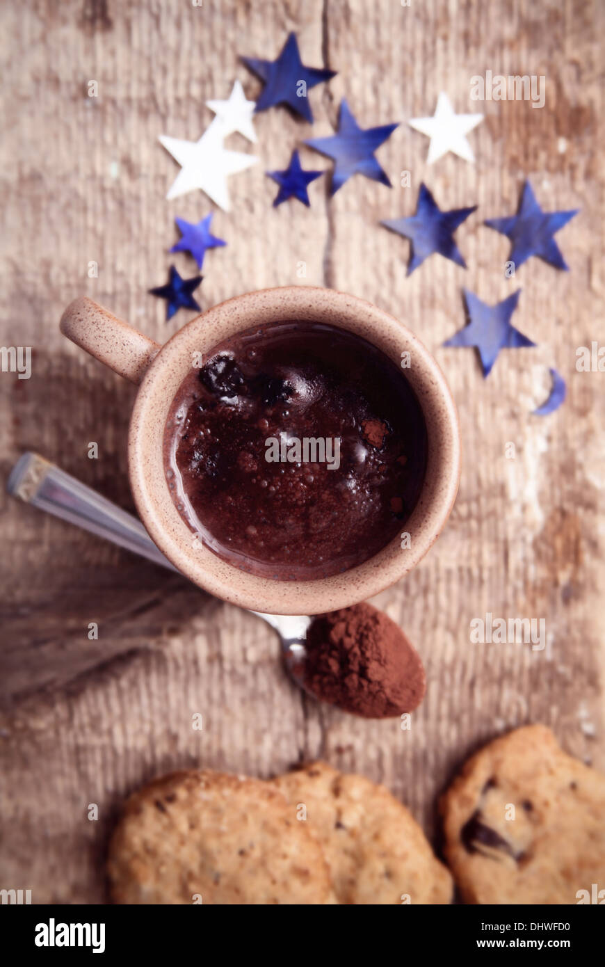 Image aux couleurs, chocolat, cacao, biscuits à la cuillère avec du papier bleu, étoile, fond de bois Banque D'Images