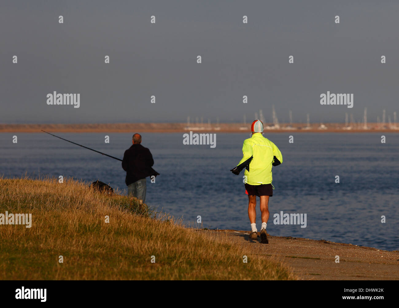 Jogger le long de côte par Solent au point Bougeoir Île de Wight Hampshire Angleterre Banque D'Images