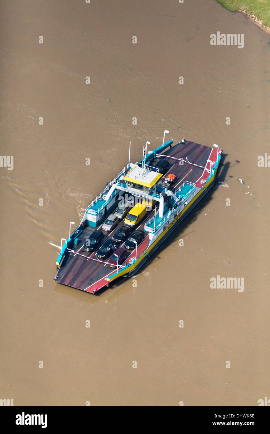 Pays-bas, Canfranc-estanción, Car-ferry traversant la rivière Nederrijn. Aerial Banque D'Images