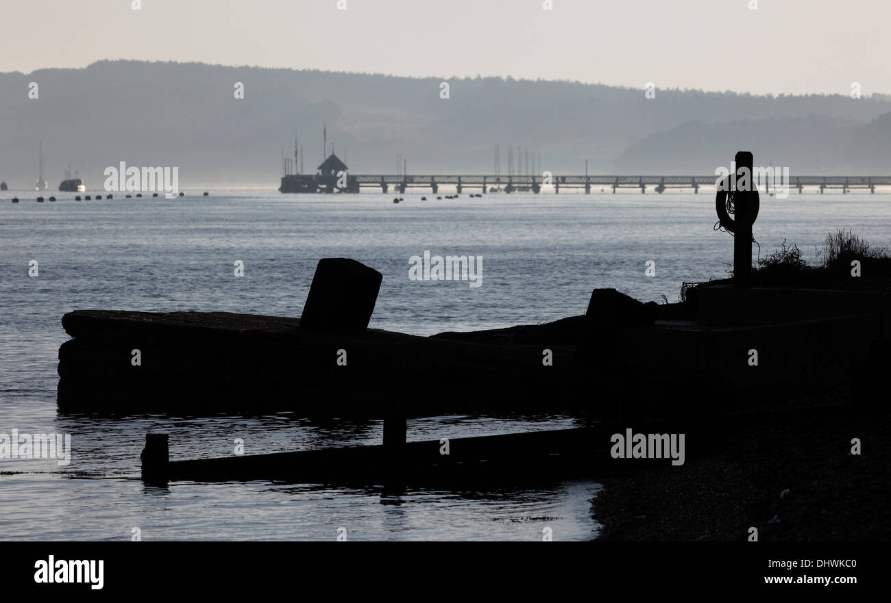 Silhouette vieux Norton breakwater Île de Wight Hampshire Angleterre Banque D'Images