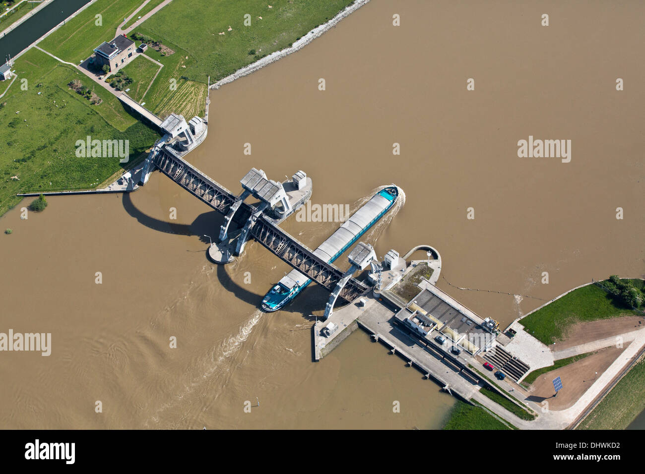 Pays-bas, Amerongen. Weir et complexe dans la rivière Nederrijn. Cargo. Aerial Banque D'Images