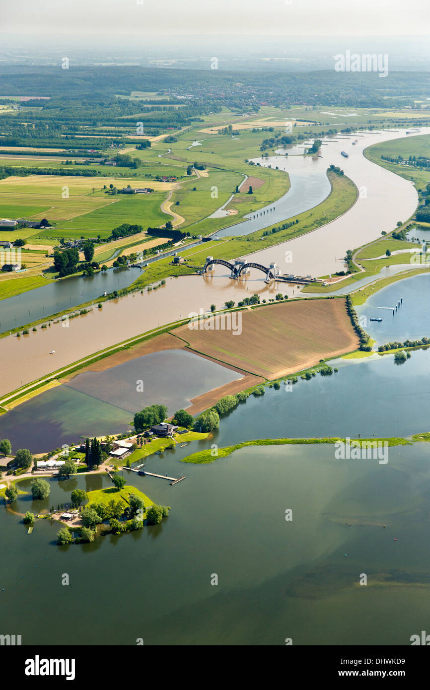 Pays-bas, Amerongen. Weir et complexe dans la rivière Nederrijn. Cargo. Les plaines inondées. Aerial Banque D'Images