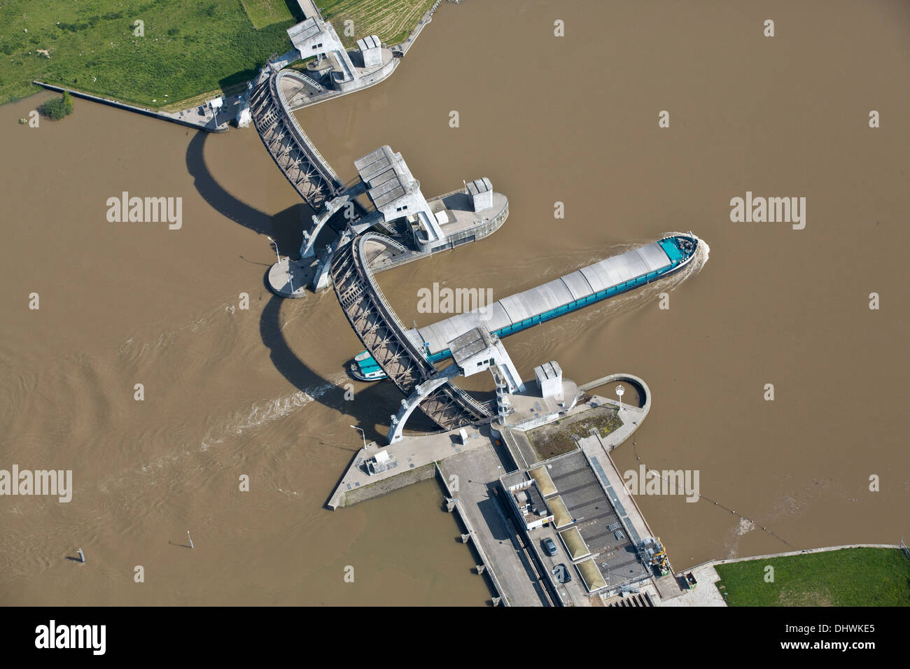 Pays-bas, Amerongen. Weir et complexe dans la rivière Nederrijn. Cargo. Aerial Banque D'Images