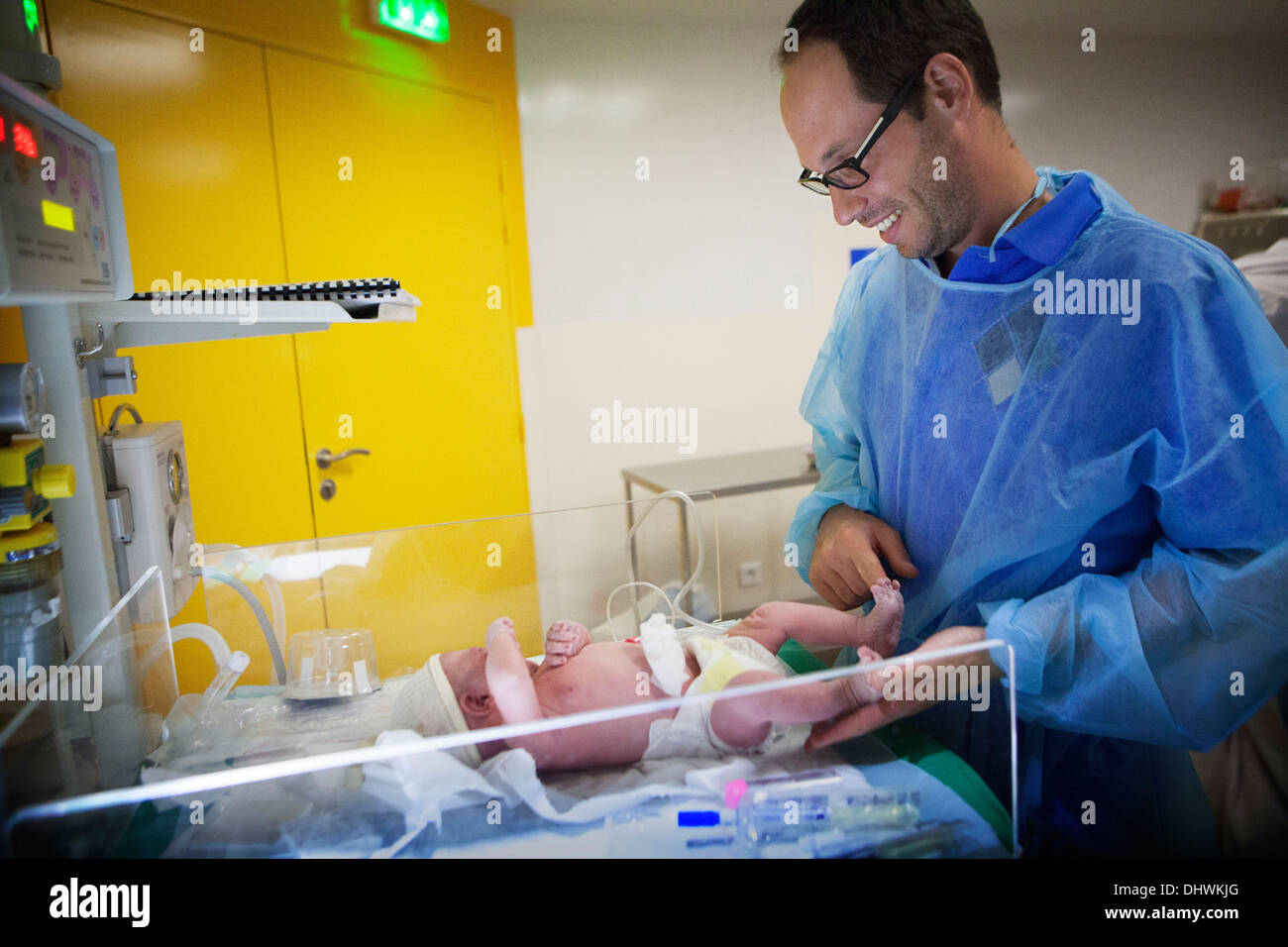 Le père et le nouveau-né Banque D'Images