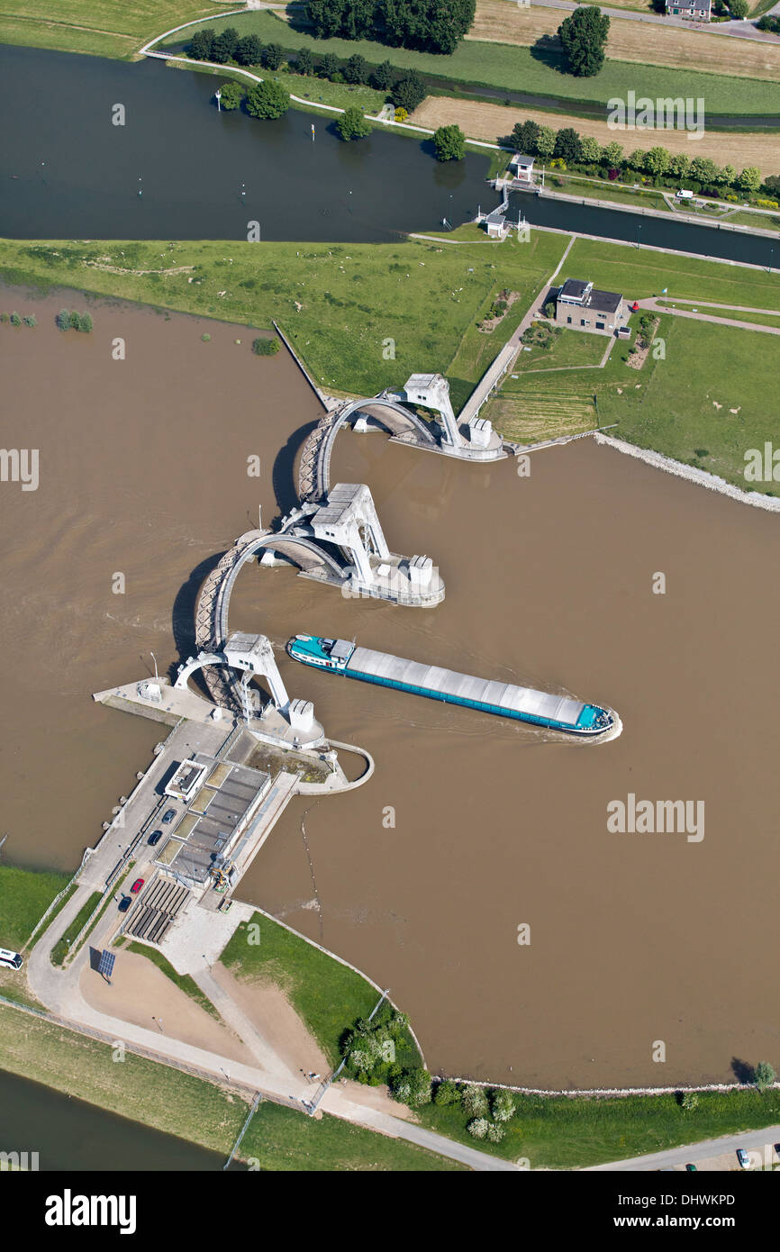 Pays-bas, Amerongen. Weir et complexe dans la rivière Nederrijn. Cargo. Aerial Banque D'Images