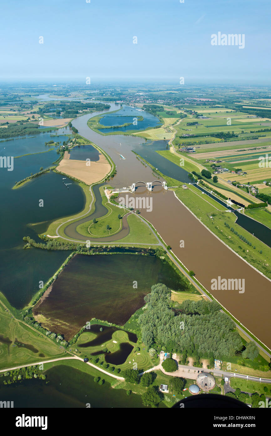 Pays-bas, Amerongen. Weir et complexe dans la rivière Nederrijn. Cargo. Les plaines inondées. Aerial Banque D'Images