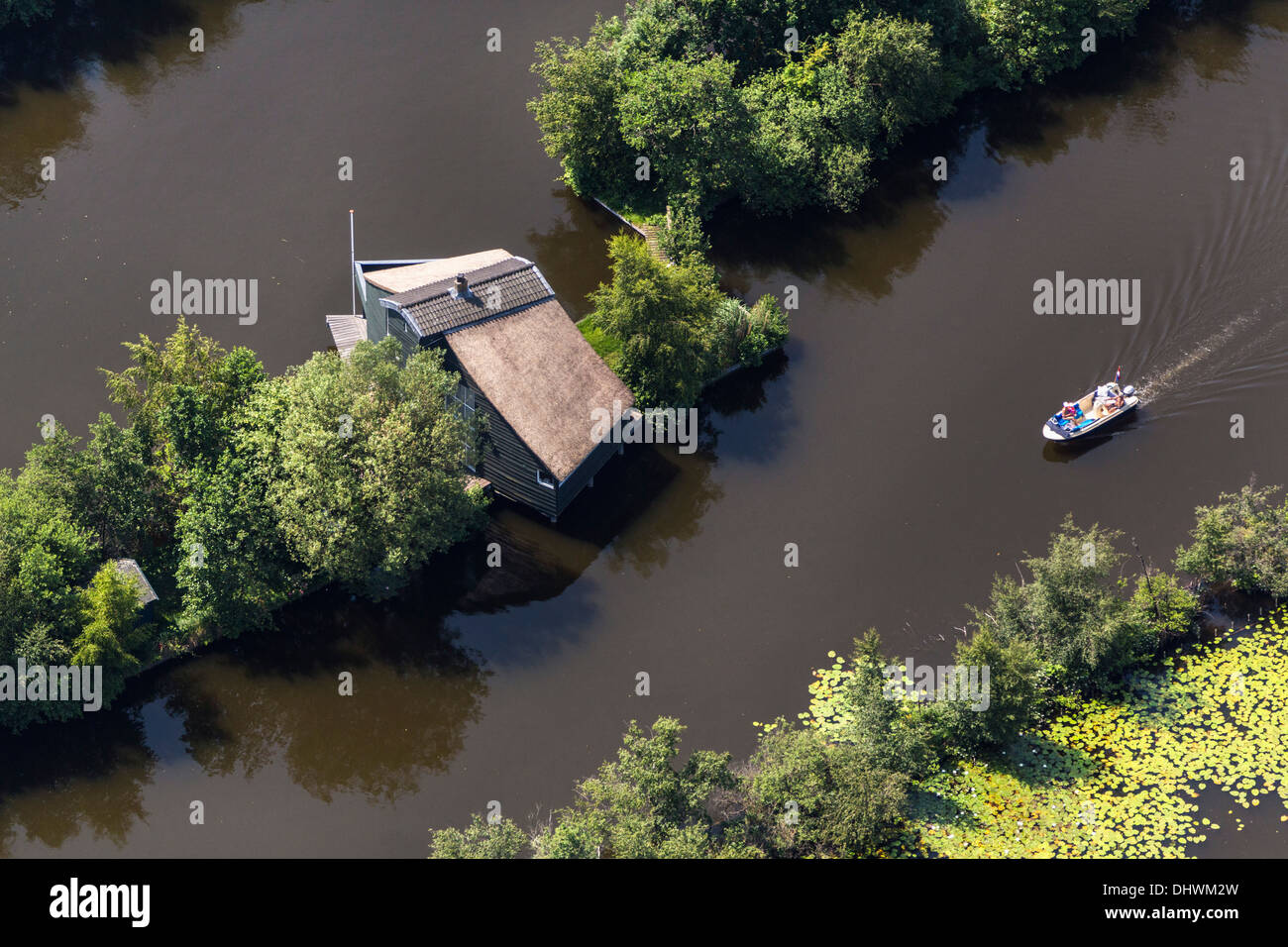 Pays-bas, Breukelen, Marais, sports aquatiques. Les petites îles sont maison de vacances conçu par l'architecte Gerrit Rietveld. Aerial Banque D'Images