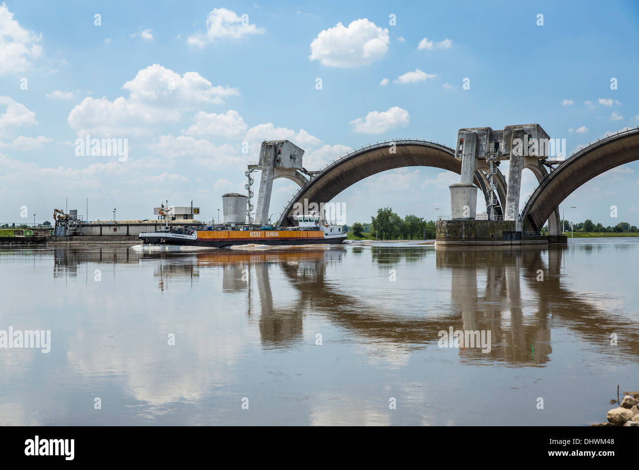 Pays-bas, Amerongen. Weir et complexe dans la rivière Nederrijn. Cargo Banque D'Images