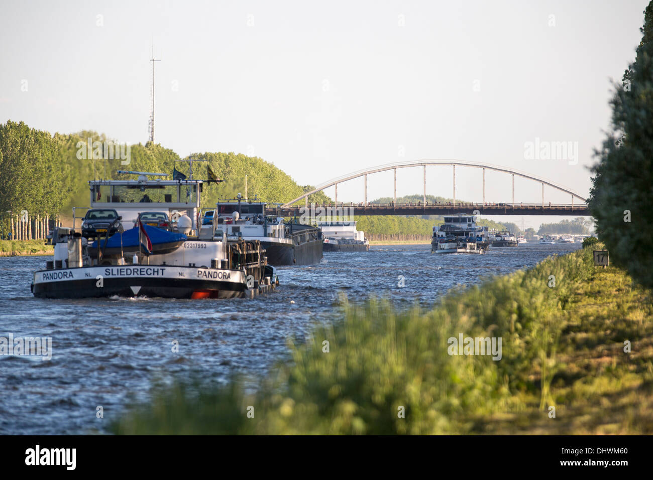 Pays-bas, Loenersloot. Canal appelé Canal Amsterdam-Rijn. Les navires de charge Banque D'Images