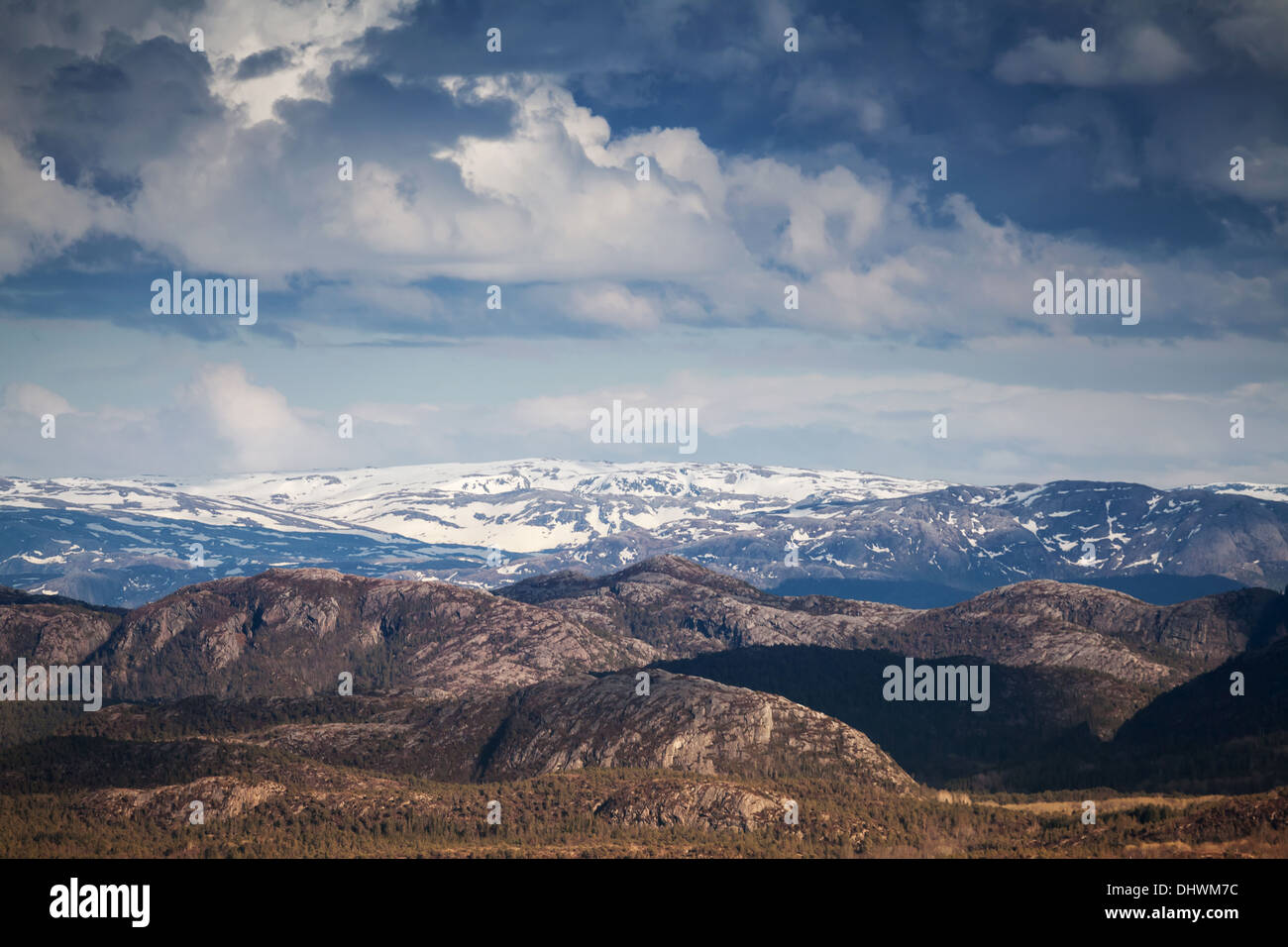 Paysage de montagne norvégienne avec ciel nuageux spectaculaire Banque D'Images