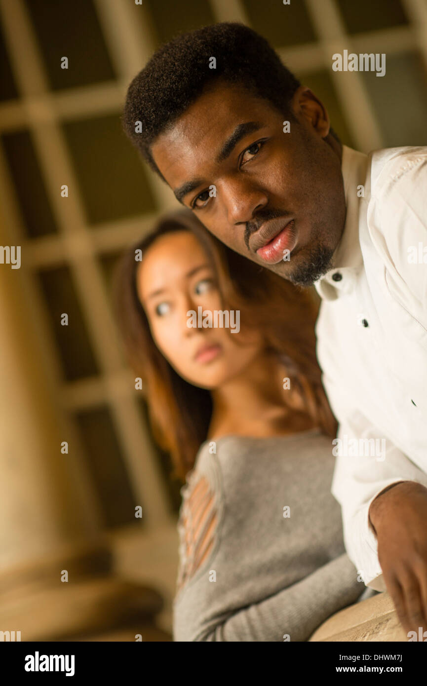 Un jeune couple chinois asiatique femme afro-caribéenne homme noir -  intérieur, l'intérieur UK Photo Stock - Alamy