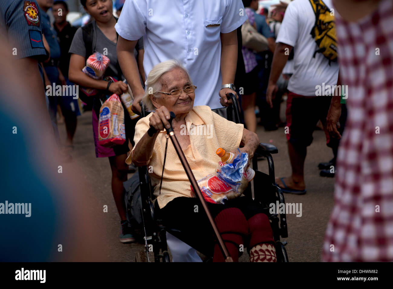 Mactan Island, Cebu, Philippines. 15 novembre 2013. Une femme âgée en fauteuil roulant débarque d'un navire de la marine philippine ayant été évacués de Leyte Tacloban,Crédit : gallerie2/Alamy Live News Banque D'Images