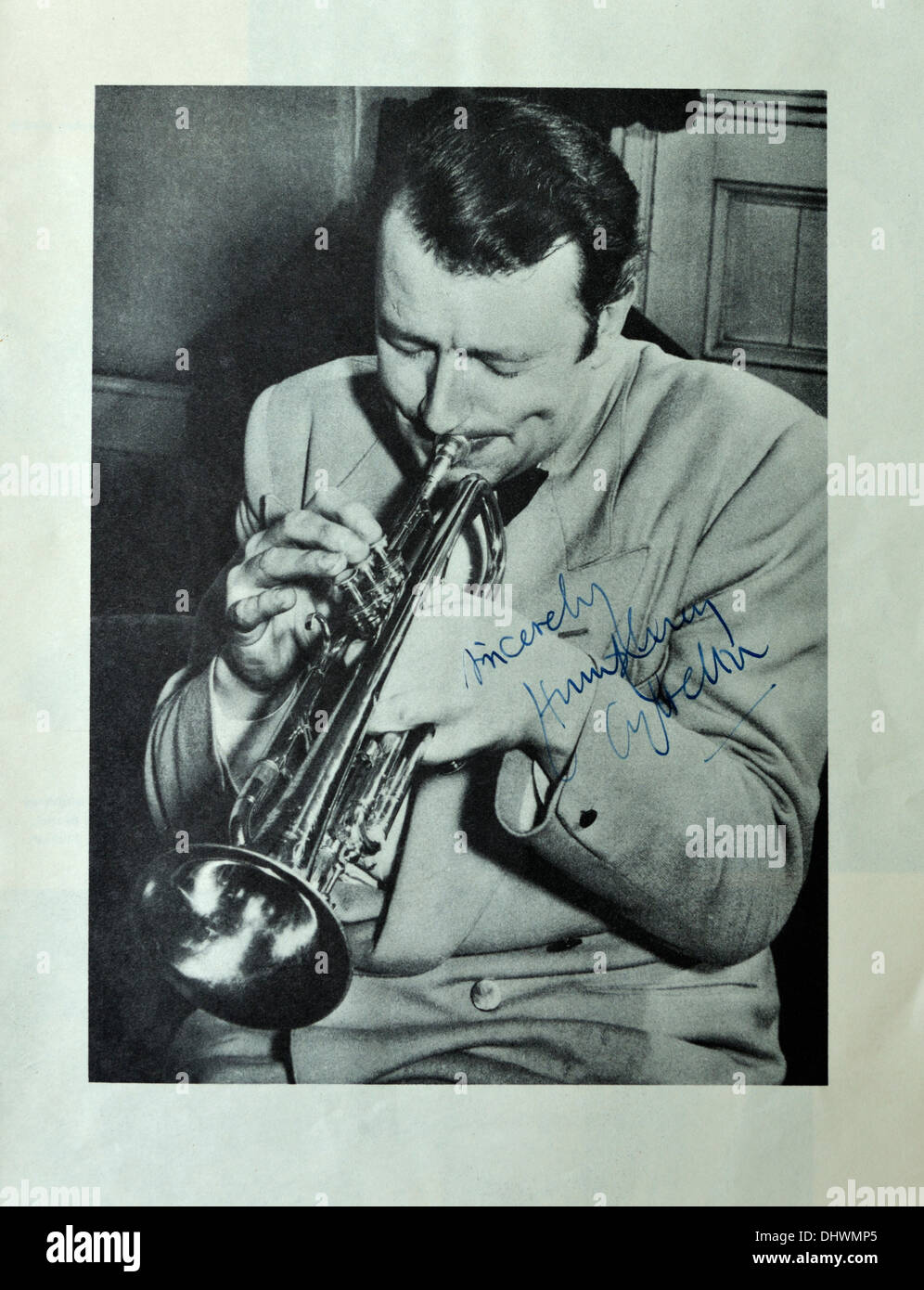 Photographie autographiée d'Humphrey Lyttelton, trompettiste de jazz. Photo d'un programme de concert. Banque D'Images