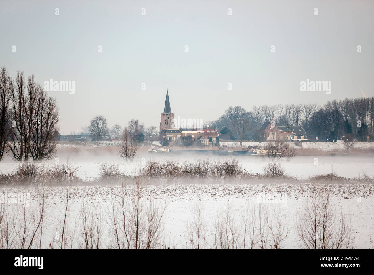 Pays-bas, Lopik, hameau appelé Huis Te Jaarsveld près de la rivière Lek. Inland barge cargo. L'hiver Banque D'Images