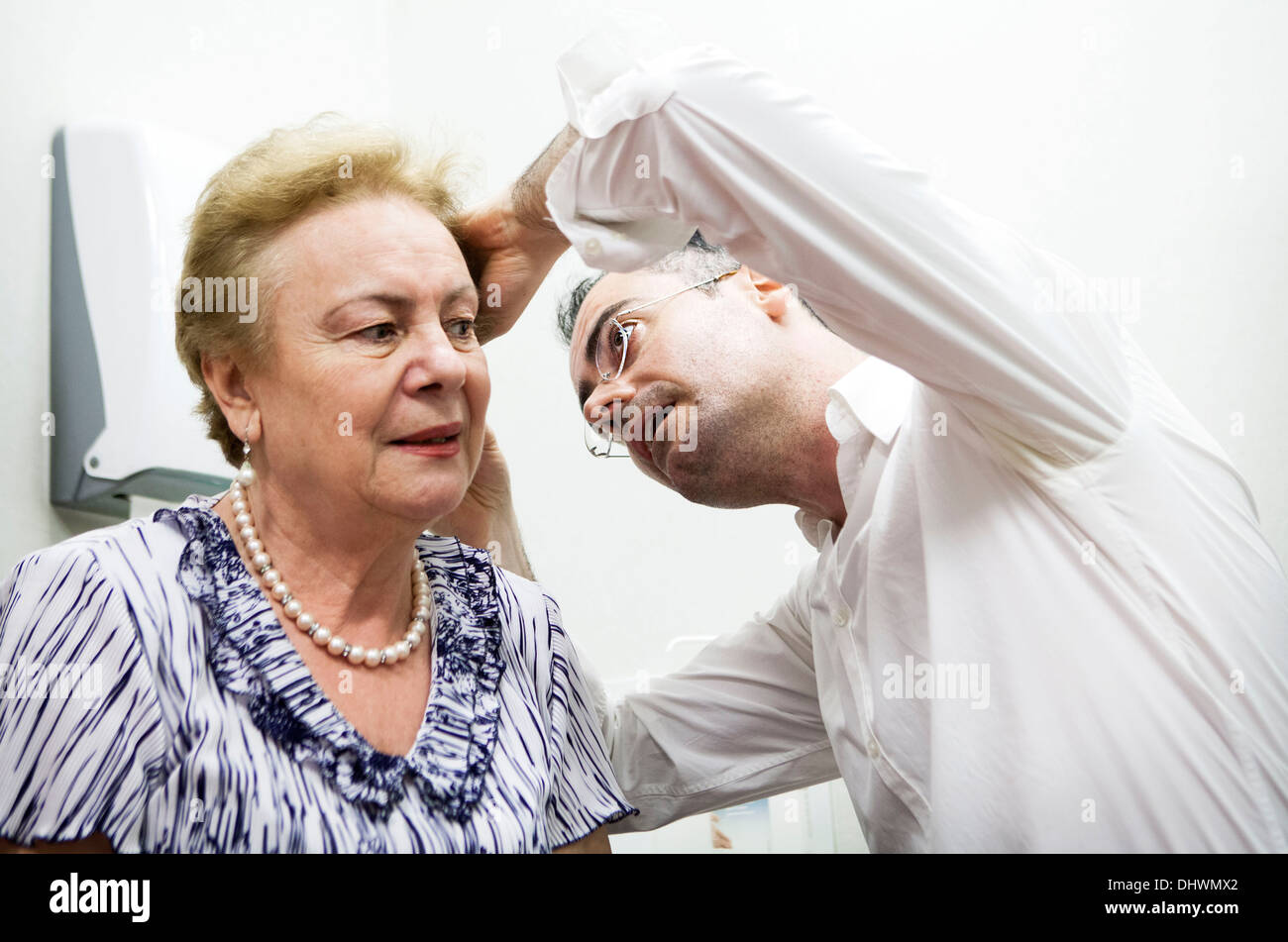Nez & GORGE OREILLE, d'une personne âgée Banque D'Images