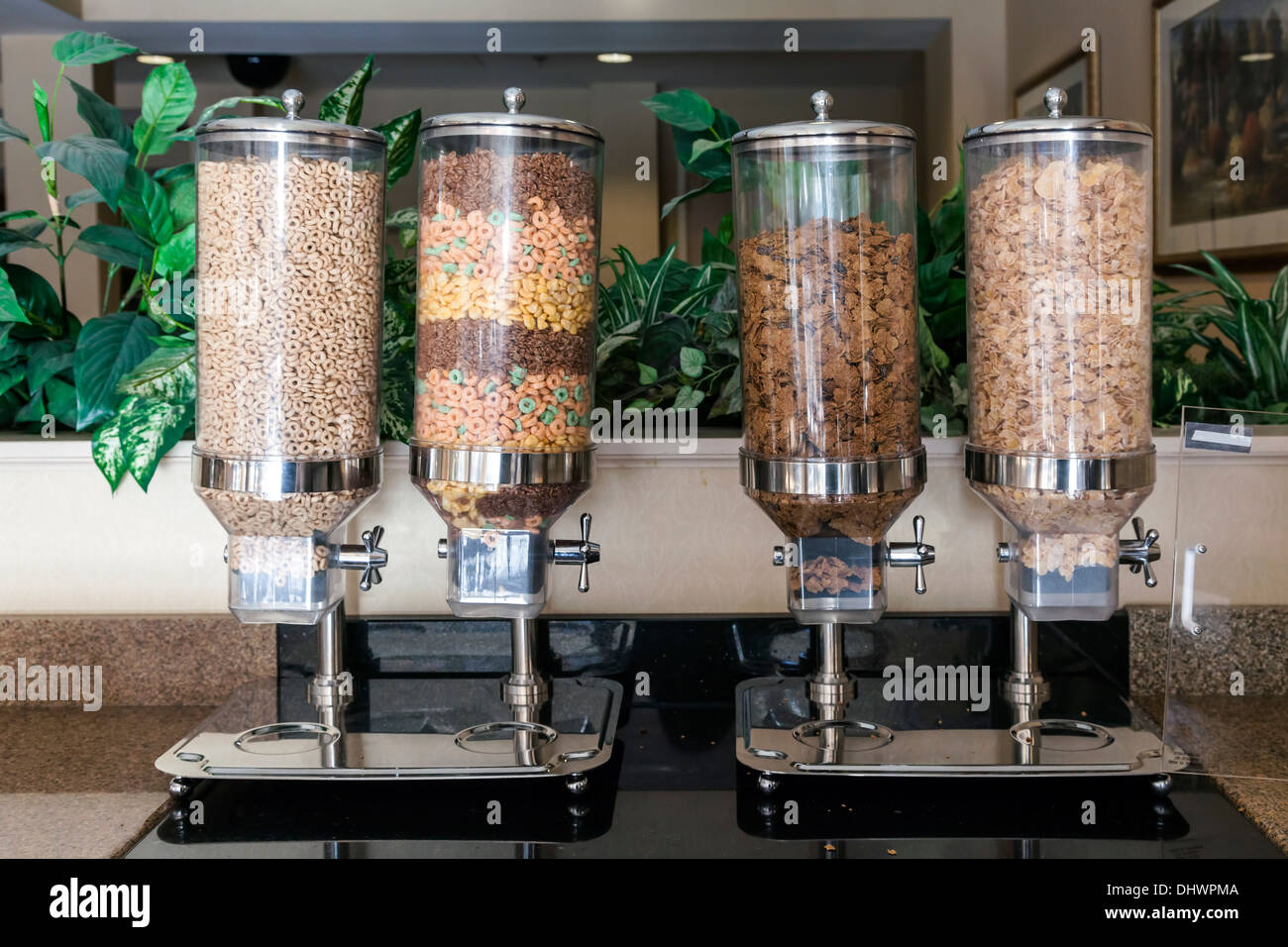 Céréales sèches commerciales distributeurs à l'aide de l'outil libre-service petit déjeuner-bar dans l'hôtel Best Western de Dillsboro, North Carolina, USA. Banque D'Images