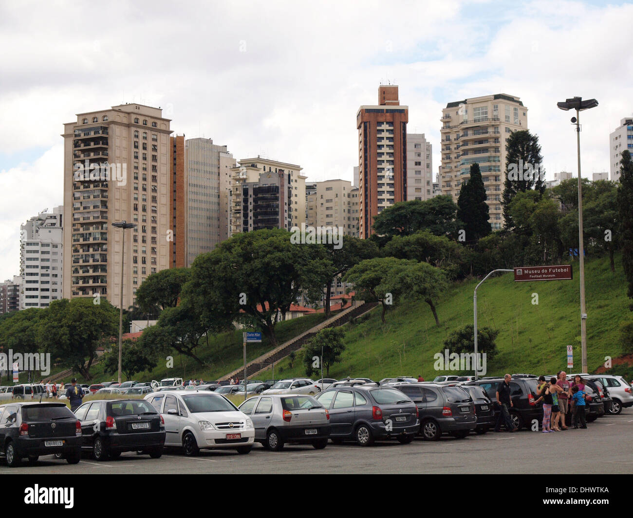 Les immeubles à appartements dans le quartier Pacaembu de São Paulo avec vue sur le stade de football et le musée du football Banque D'Images