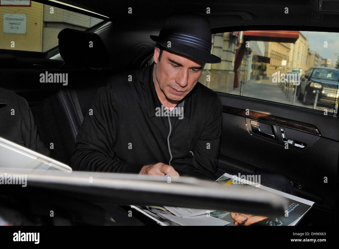 John Travolta de signer des autographes à l'extérieur de son hôtel. Berlin, Allemagne - 17.09.2012 Banque D'Images