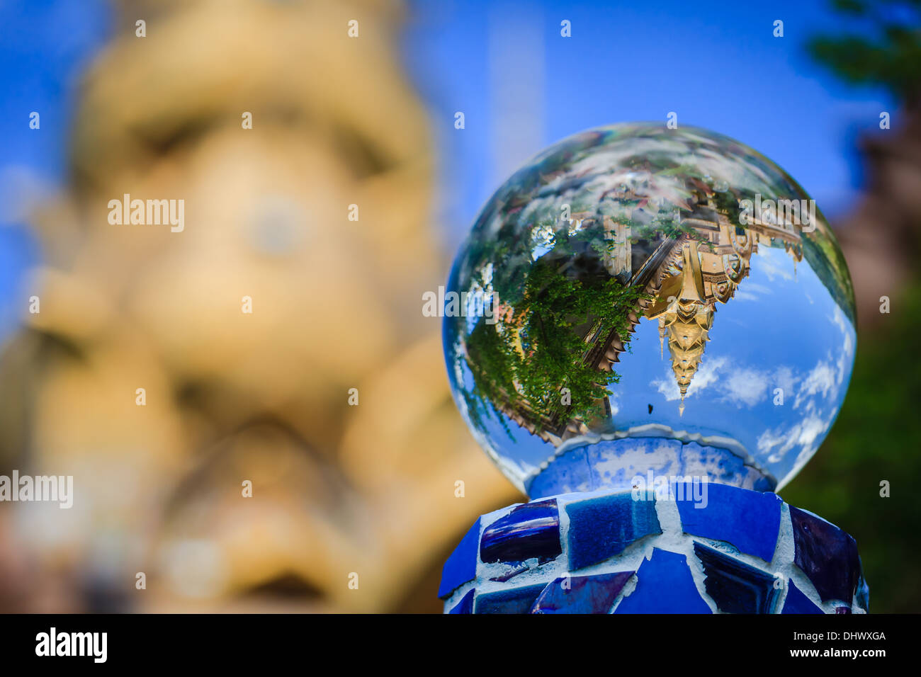 Temple d'or qui reflète de boule de cristal, la Thaïlande, Phetchabun Banque D'Images