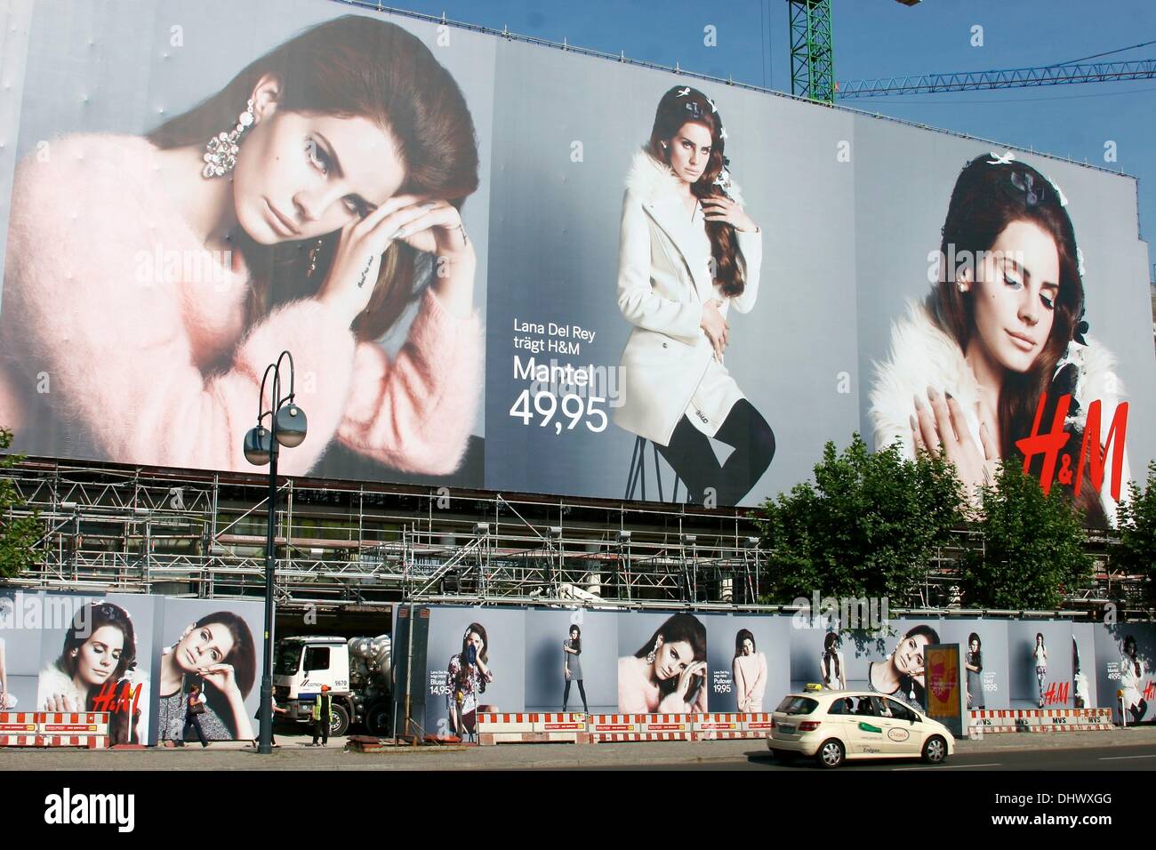 Lana del Rey est en vedette dans une campagne de publicité H&M qui est sur l'affichage à l'Bikini-Haus ce qui est actuellement en cours de rénovation à Wilmersdorf. Berlin, Allemagne - 18.09.2012 Banque D'Images