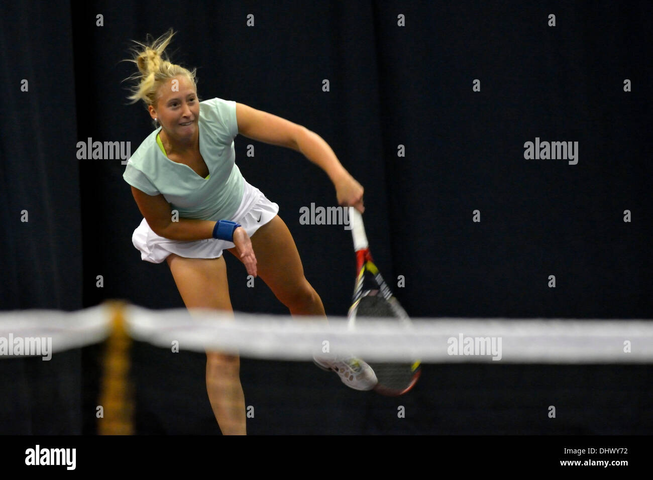 Manchester, UK. 15 novembre 2013. Julia Wachaczyk (Allemagne) est en action au cours de son quart de finale par 6-1, 7-5 sur Nora Niedmers (Allemagne) dans l'Aegon-GO tournoi Pro-Series à Manchester Centre de tennis. Aegon GO Tennis Pro-Series Manchester, UK 15 novembre 2013 Crédit : John Fryer/Alamy Live News Banque D'Images