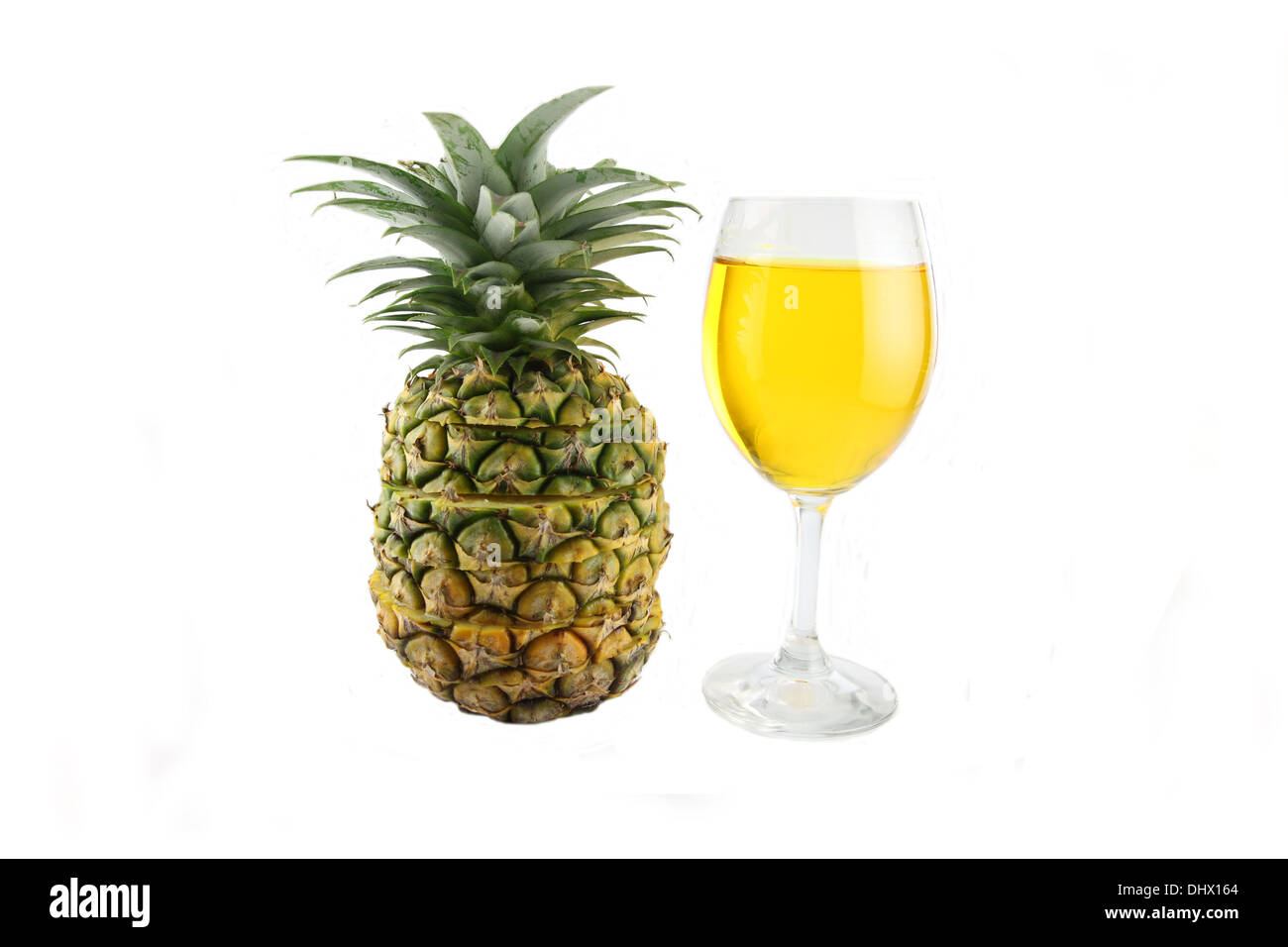 Photo les tranches d'ananas Jus d'ananas et empilées en verre sur fond blanc. Banque D'Images