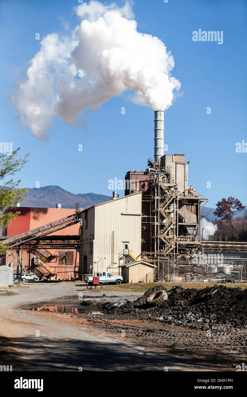 Usine de fabrication de papier de Jackson avec cheminée dans les Smoky Mountains dans Sylva, Caroline du recycle des produits de papier. Banque D'Images