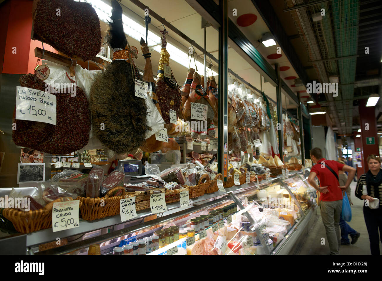 Boutique Delicatesen vendant du fromage et des pattes entières de sanglier dans le Mercato Florence Toscane Italie Banque D'Images