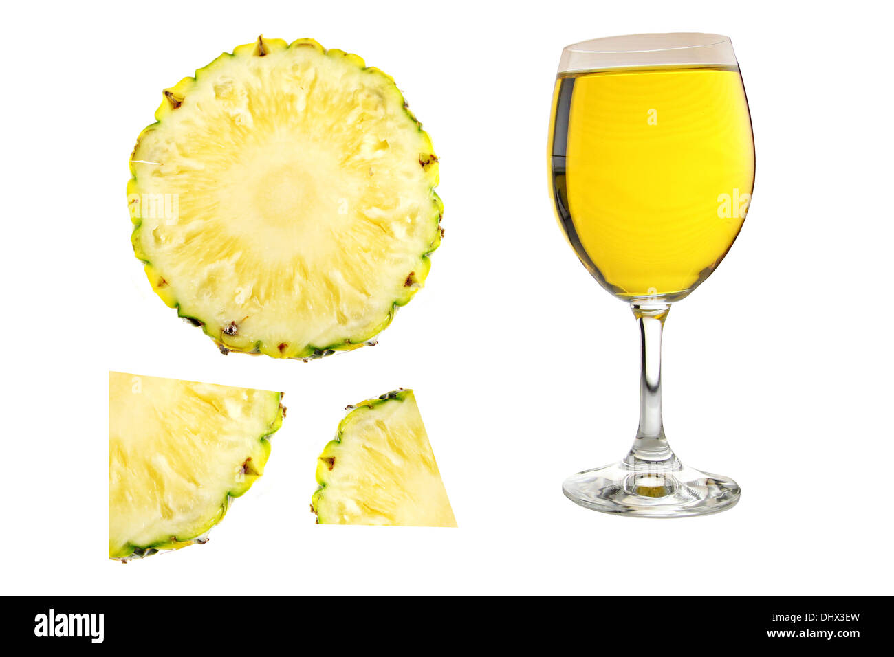 Les tranches d'ananas et le jus d'Ananas dans un verre sur fond blanc. Banque D'Images