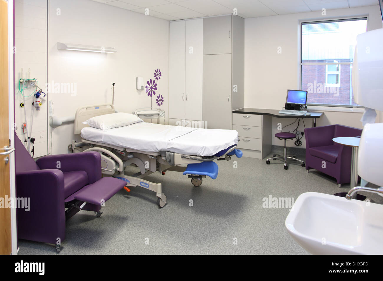 Une chambre individuelle dans un hôpital londonien récemment rénové Banque D'Images