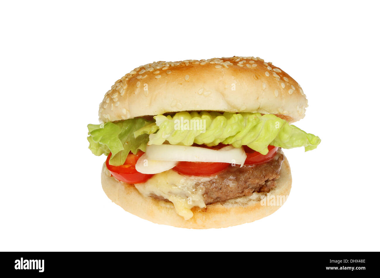 Burger au fromage avec de la salade dans un petit pain blanc contre isolés Banque D'Images