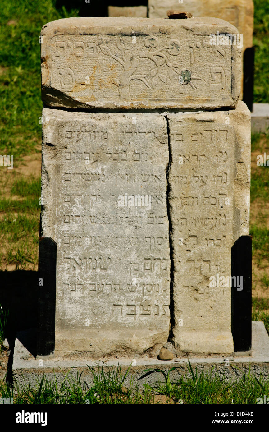 Pierres tombales juives volés retournés par les sections locales aux le nouveau cimetière consacrée de Brzostek Pologne Banque D'Images