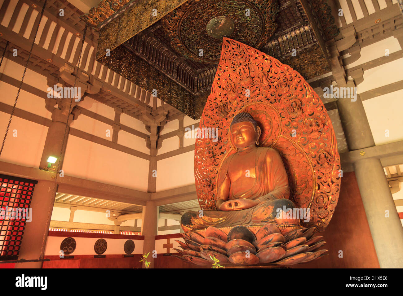 USA, Hawaii, Oahu, Temple Byodo-In, Bouddha assis à l'intérieur de Hall principal Banque D'Images