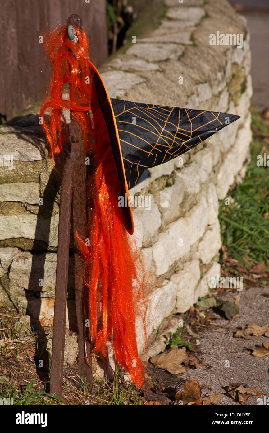 Chapeau de sorcière avec cheveux orange sur perche à Bournemouth - vestige de l'Halloween Banque D'Images