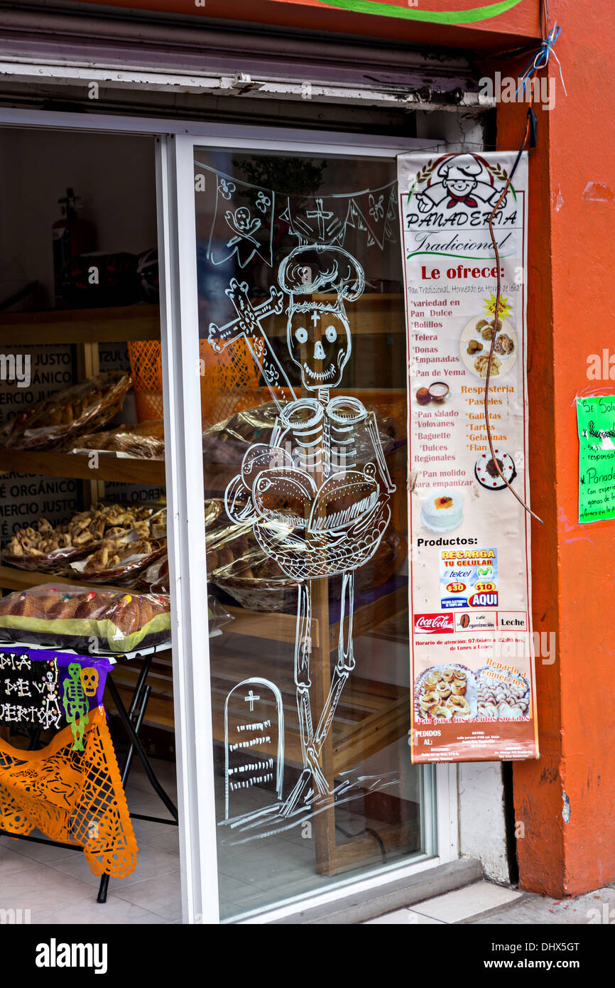 Une boulangerie décorée avec des squelettes pour le jour de la fête des morts connus en espagnol comme día de muertos à Oaxaca, au Mexique. Banque D'Images