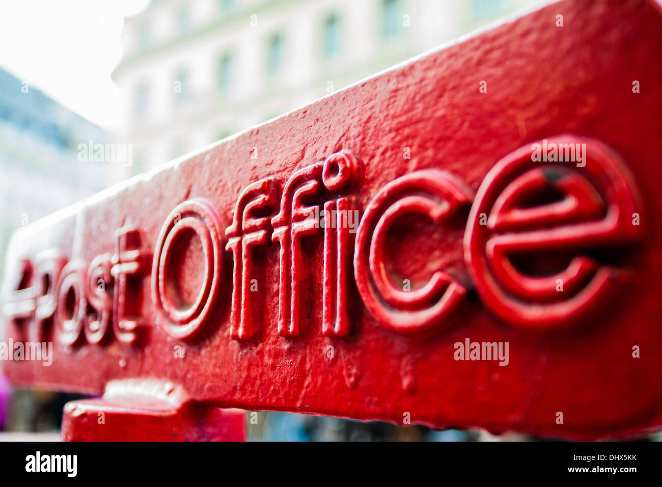 Bureau de poste panneau rouge avec la flèche vers le bureau de poste le plus proche Banque D'Images