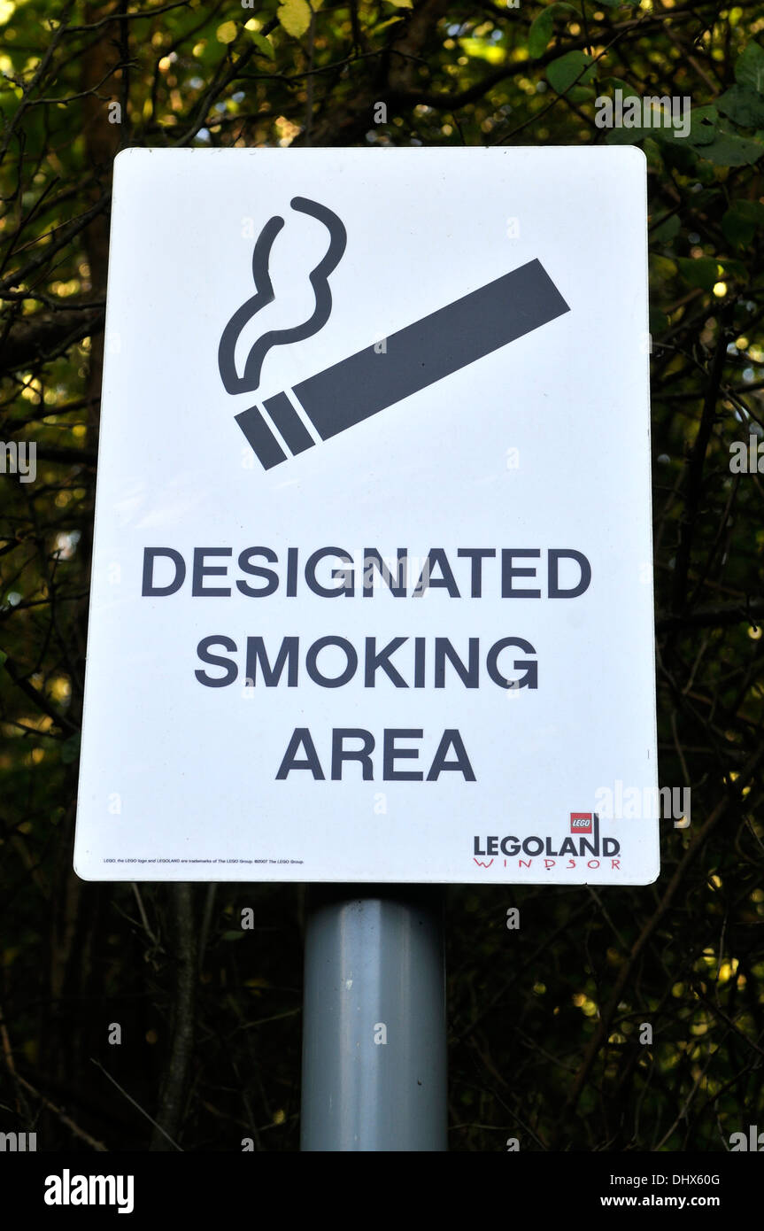 «Désigné signe fumeurs' au Parc Legoland, Windsor, Royaume-Uni Banque D'Images