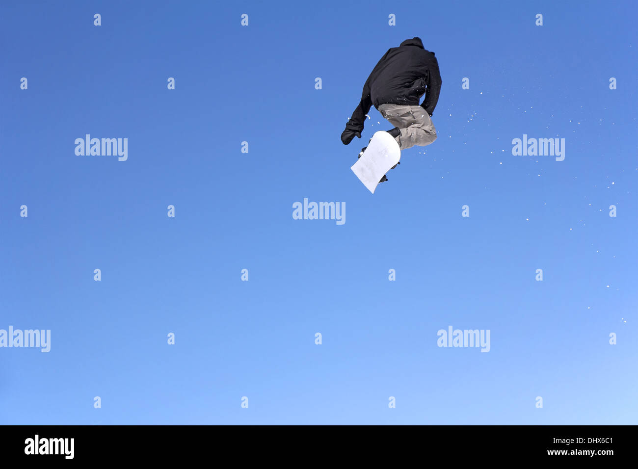 Snowboarder à aller dans des montagnes de Banque D'Images