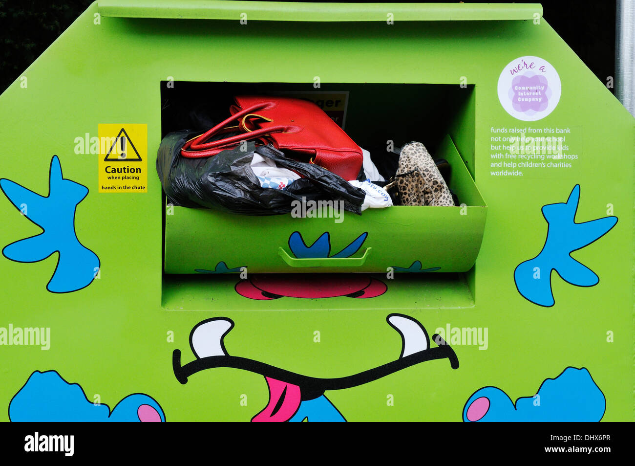Conteneur à recyclage chiffons Photo Stock - Alamy